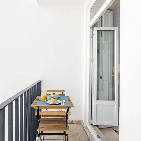 Apartment Flux Art W/ Ac & Balcony By Lovelystay